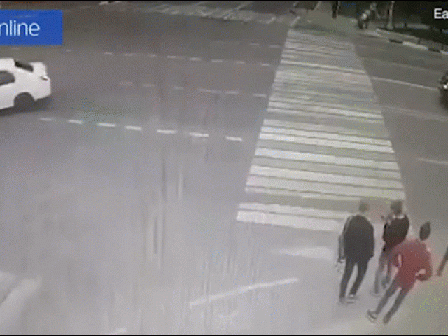 Clip Eva - Clip: Ô tô mất lái, nữ tài xế tông 3 thanh niên văng lên không