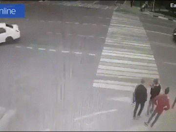 Clip: Ô tô mất lái, nữ tài xế tông 3 thanh niên văng lên không