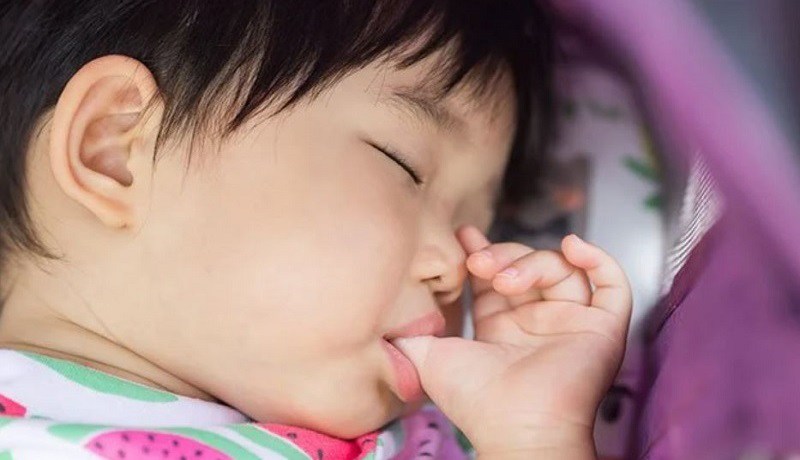Nhiều bố mẹ lo lắng khi con ngủ mút tay, không hài lòng vì cho rằng điều này mất vệ sinh. Trên thực tế, đây là tín hiệu cho thấy bộ não bé bắt đầu phát triển, não đi vào “giai đoạn nhạy cảm miệng” và muốn đưa mọi thứ vào miệng. 
