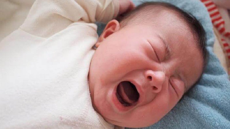 Những đứa trẻ khi ngủ hay lắc đầu, ngoáy tai, thậm chí đột nhiên bật dậy khóc lớn thường có tâm trạng không ổn định. Có thể là dấu hiệu bệnh gõ cửa. Chuyên gia khuyên bố mẹ nên xem xét cẩn thận vì rất có thể con đã bị viêm tai giữa, hoặc thiếu chất, thiếu canxi.
