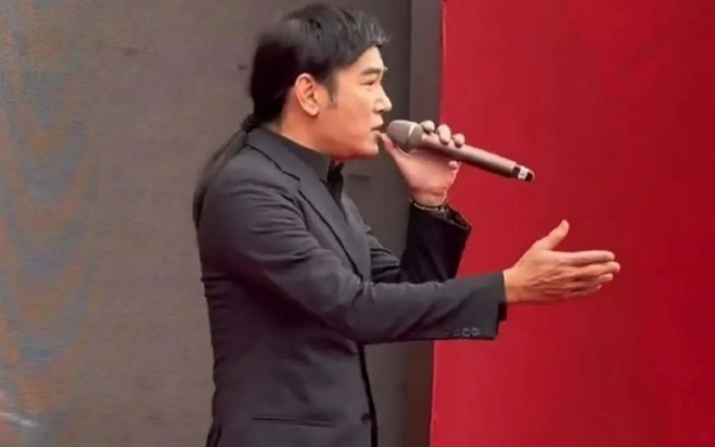 Mới đây, Tiêu Ân Tuấn gây chú ý khi bất ngờ tham dự sự kiện tại một huyện nhỏ của tỉnh Phúc Kiến, Trung Quốc. Anh biểu diễn nhạc phim Bảo liên đăng, tác phẩm kinh điển gắn với tên tuổi.
