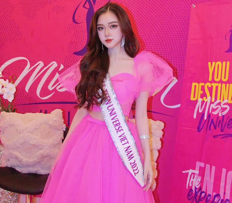 Năm 2022, Thoại Nghi đại diện Việt Nam tại cuộc thi Miss Teen Universe 2022 (Hoa hậu Thiếu niên Hoàn vũ 2022) diễn ra ở Florida, Mỹ. Dù chỉ lọt top 16 nhưng cô nàng đã có những màn thể hiện xuất sắc.
