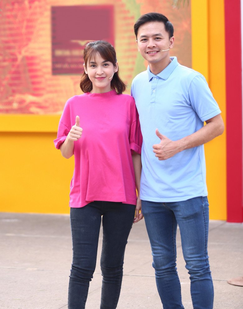 Nam diễn viên kiêm nhạc sĩ cùng người vợ xinh đẹp hào hứng tham gia show truyền hình, mong muốn giúp đỡ những hoàn cảnh khó khăn.