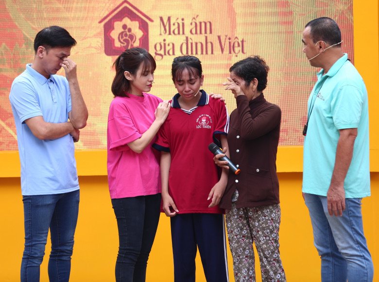 Bà xã Văn Anh ôm chầm lấy bé Châm, nhắn nhủ lời động viên từ đáy lòng.