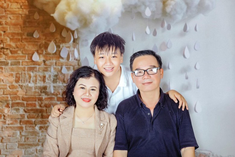 Vợ chồng chị Huyền và cậu con trai nhỏ hiện nay đã được 13 tuổi. (Ảnh: NVCC)