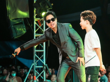 Ngọc Sơn cùng cháu trai 10 tuổi khuấy động sân khấu 10.000 khán giả