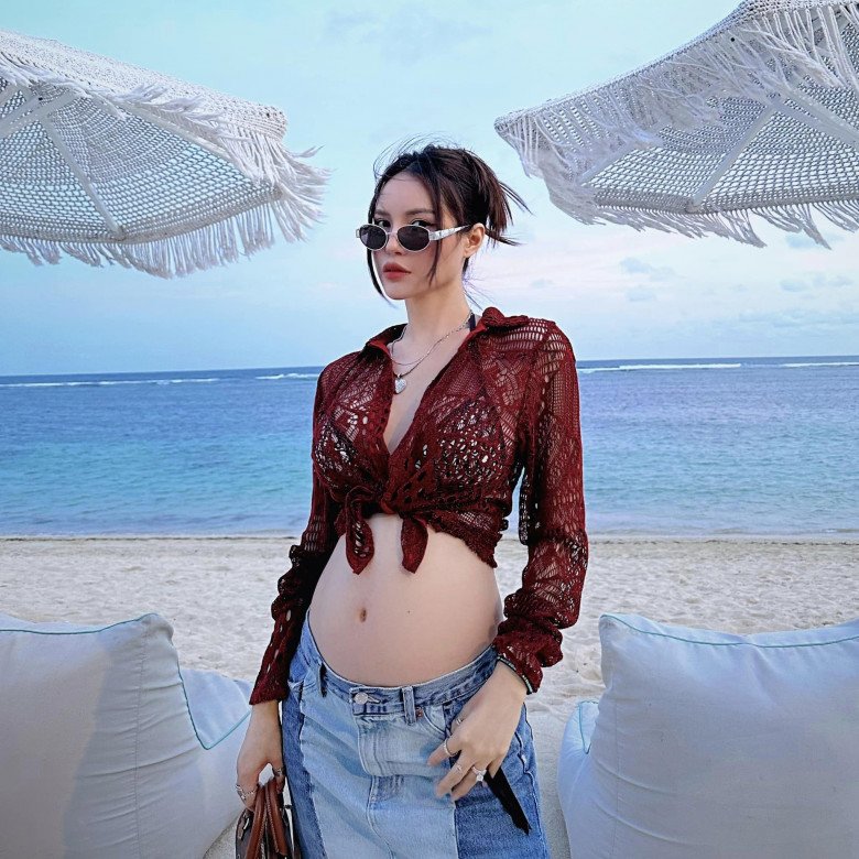 Cặp đôi em thích chị hơn nhau 9 tuổi đi biển nghỉ dưỡng, “chị đẹp” vén áo khoe bụng bầu quyến rũ - 2