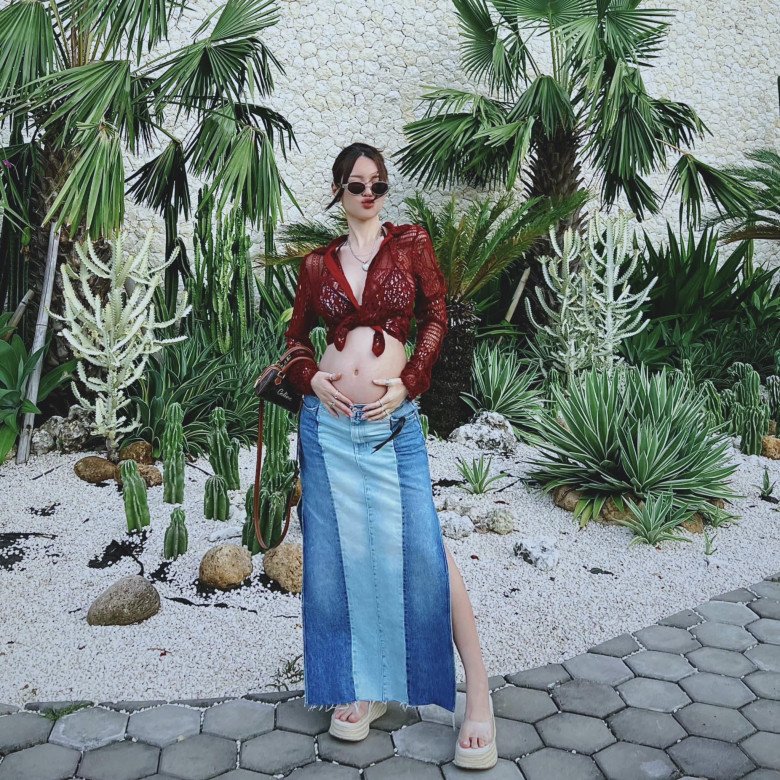 Cặp đôi em thích chị hơn nhau 9 tuổi đi biển nghỉ dưỡng, “chị đẹp” vén áo khoe bụng bầu quyến rũ - 3