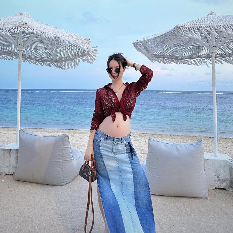 “Chị đẹp” Lucie Nguyễn không quên khoe những hình ảnh trẻ trung, quyến rũ trong chiếc áo croptop và chiếc váy bò dài khoe trọn vòng 2 vượt mặt vẫn trắng mịn.