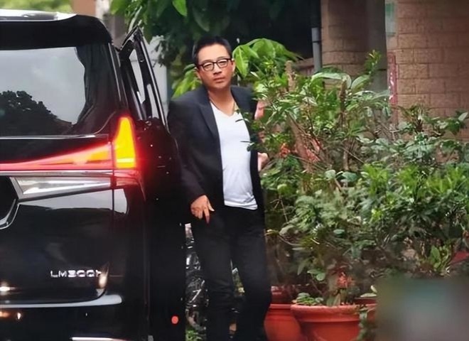 Uông Tiểu Phi lái xe đưa các con về biệt thự nhưng không dám vào.