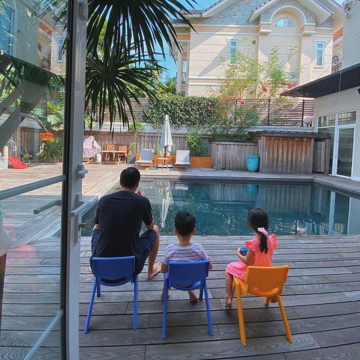 Tăng Thanh Hà và chồng dành nhiều thời gian ở cạnh các con.