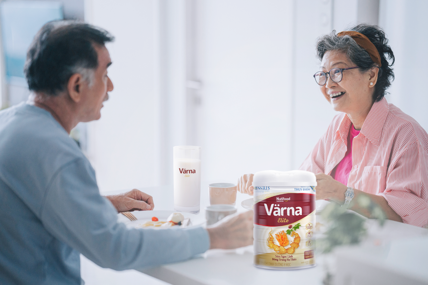 Värna Elite là sự tổng hợp của những chất dinh dưỡng dễ hấp thu, hỗ trợ người trưởng thành tăng sức đề kháng, tăng cường thể chất toàn diện, qua đó tận hưởng cuộc sống trọn vẹn và ý nghĩa hơn bao giờ hết.