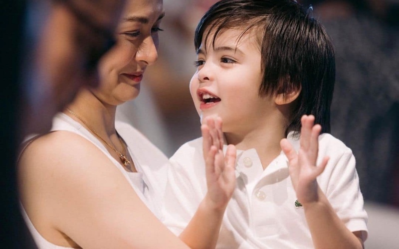 Mỹ nhân đẹp nhất Philippines và con trai khi theo dõi bé Zia biểu diễn từ dưới hàng ghế khán giả.
