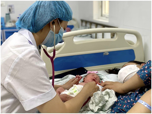 HÌNH ẢNH TRANG TRỌNG KHI BÁC SĨ ĐỒNG NHẬN BẰNG KHEN VÀ QUYẾT ĐỊNH HƯU TRÍ