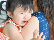 Làm mẹ - Con gái 5 tuổi mỗi lần thấy bố dượng đều khóc, tôi điếng người khi bé khai nguyên nhân liên quan đến chỗng cũ đã mất