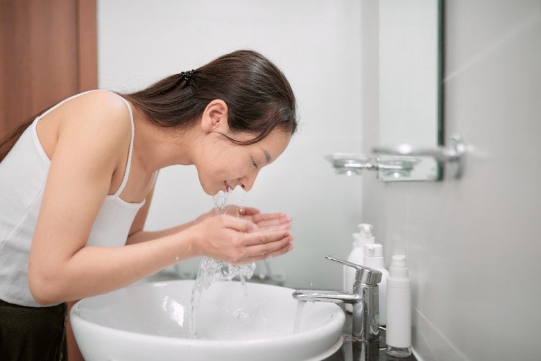 Rửa mặt bằng thứ nước nổi bọt khí giá rẻ, tốt hơn chục lần nước máy, da mặt căng sáng lên từng ngày - 1