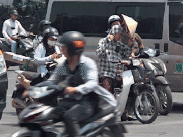 Người Hà Nội chống chọi với nắng nóng đỉnh điểm