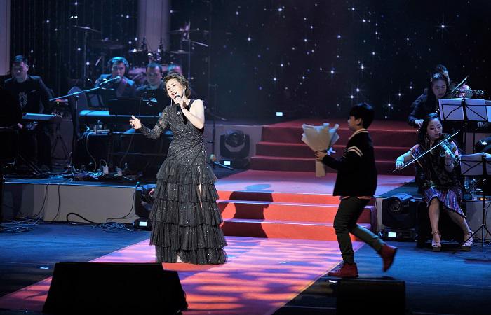 Hình ảnh con trai ôm hoa lên tặng mẹ, ghì chặt mãi không rời đã khiến nhiều đồng nghiệp và bạn bè Hồng Vy không kìm được nước mắt