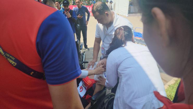 VĐV Việt Nam bị sốc nhiệt, tình nguyện viên ngất xỉu vì nắng như đổ lửa ở SEA Games - 4