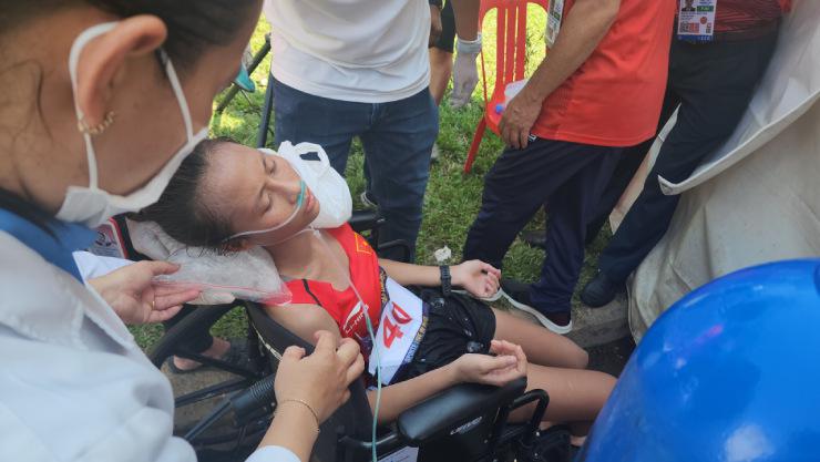 VĐV Việt Nam bị sốc nhiệt, tình nguyện viên ngất xỉu vì nắng như đổ lửa ở SEA Games - 2