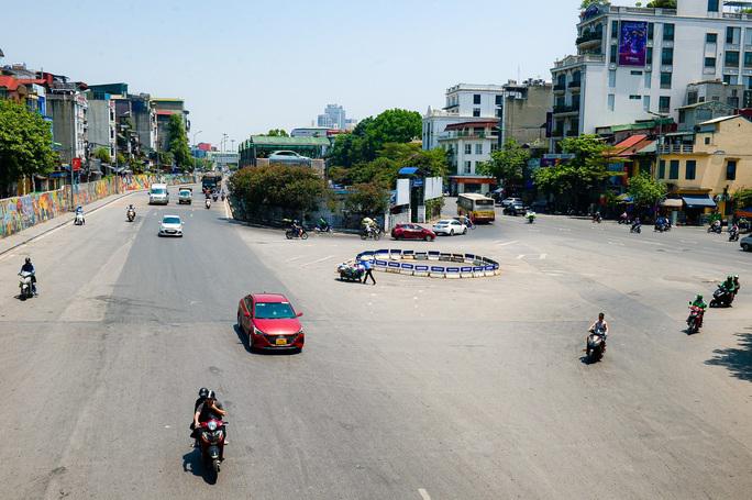 Hà Nội đang ở trong đợt nắng nóng gay gắt đầu tiên trong năm.