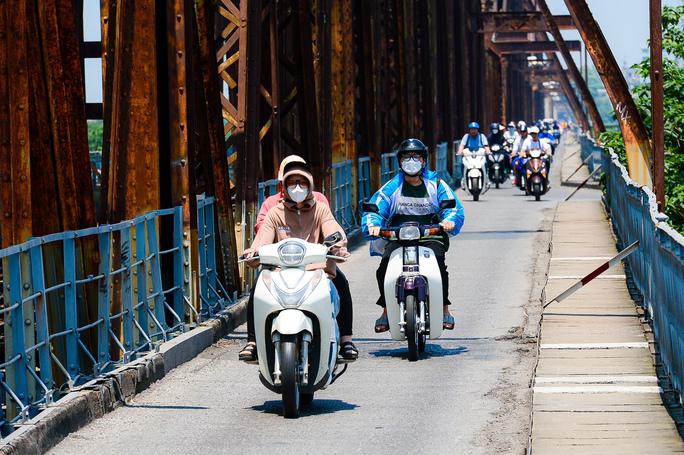 Tuy nhiên, theo ghi nhận của phóng viên, nhiệt độ ngoài trời lúc giữa trưa có cảm giác như vượt ngưỡng 40 độ C bởi cái nắng cháy da, cháy thịt.