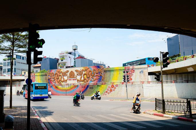 Vào giữa trưa, lượng phương tiện lưu thông trên các tuyến phố cũng giảm đáng kế.