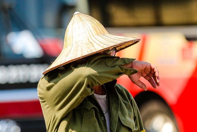 Đa phần những người bốc vác ở đây đều trang bị cho mình mũ, khăn thấm nước để làm dịu bớt cái nóng.