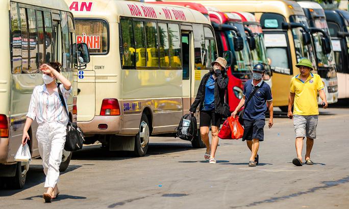 Trước nắng nóng gay gắt, các chuyên gia cho biết, với những người phải tham gia các hoạt động ngoài trời nên ở trong bóng râm/tán cây, đặc biệt là vào những giờ giữa trưa, hạn chế tiếp xúc ánh nắng mặt trời trong khoảng từ 10 giờ đến 16 giờ.