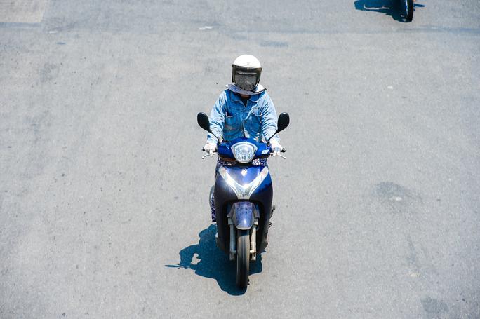 Đồng thời, nên che chắn khi đi ra ngoài, mặc quần áo dài tay, đội mũ có vành để bảo vệ da vùng đầu, mặt và cổ, đeo kính râm để bảo vệ mắt và vùng da xung quanh mắt khỏi tia UV.