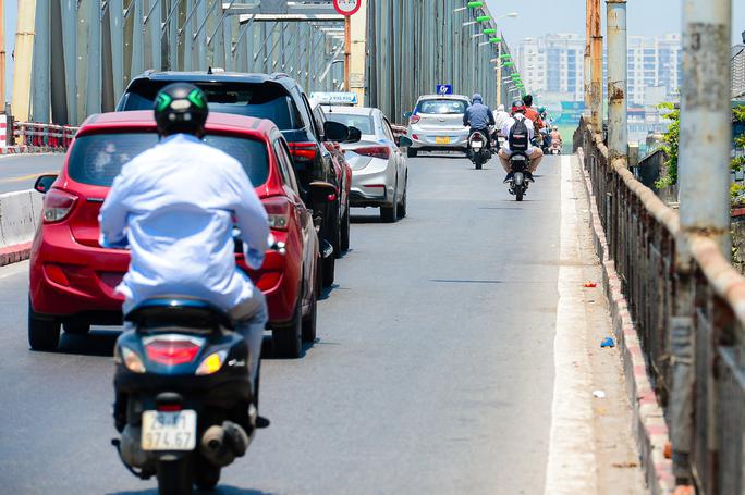 Bên cạnh đó, có thể sử dụng kem chống nắng phổ rộng với chỉ số SPF ít nhất là 30 trước khi ra khỏi nhà 30 phút, bôi lại mỗi hai giờ hoặc sau khi đi bơi/đổ mồ hôi.