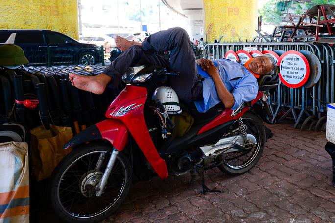 ... hoặc là gầm cầu hay những vỉa hè rộng có bóng râm được người lao động phổ thông làm nơi nghỉ trưa.