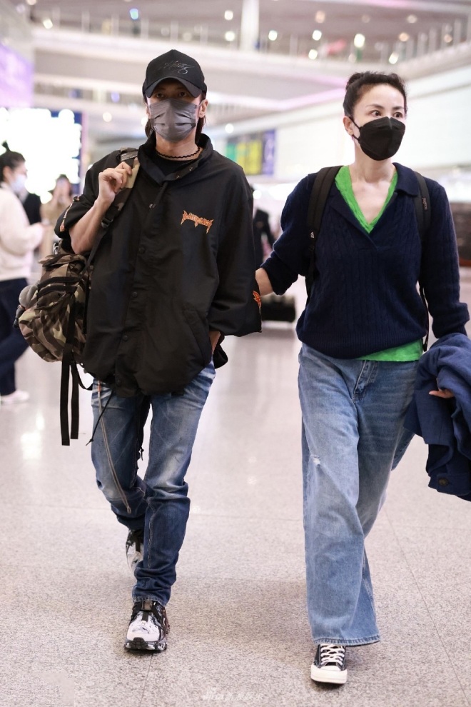 Cặp đôi nắm tay nhau tình cảm và đi du lịch khắp nơi.