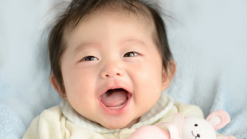 Theo quan niệm dân gian, việc bé khóc nhiều sẽ giúp nở phổi và tốt cho đường hô hấp. Tuy nhiên, nụ cười lại có tác dụng hơn là việc bé khóc, quá trình này giúp phổi hoạt động đều đặn trao đổi oxy và carbon dioxide làm giảm nguy cơ mắc các bệnh như ho, viêm phế quản…
