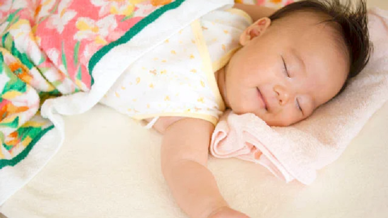 Bé từ 0-3 tháng tuổi thường mỉm cười khi ngủ, đây là phản xạ tự nhiên khi bé được đáp ứng đầy đủ nhu cầu. Ở độ tuổi này, bé cần nhiều thời gian để ngủ, cung cấp chất dinh dưỡng và sự chăm sóc chu đáo. 
