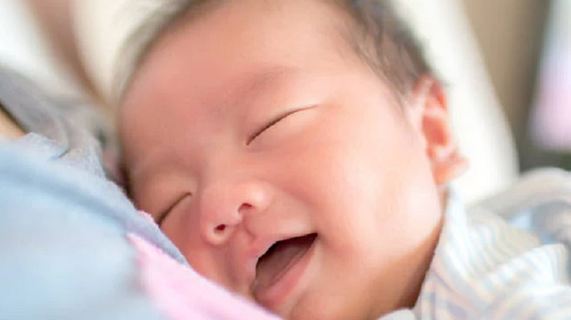 Trẻ từ 3-6 tháng tuổi thường tập trung tới biểu cảm của người lớn, do đó có nhiều cách để làm cho bé cười. Mỗi ngày, mẹ chăm sóc, dỗ dành và nở nụ với bé, đây là điều quý giá khiến bé có giây phút hạnh phúc và cảm giác an toàn.
