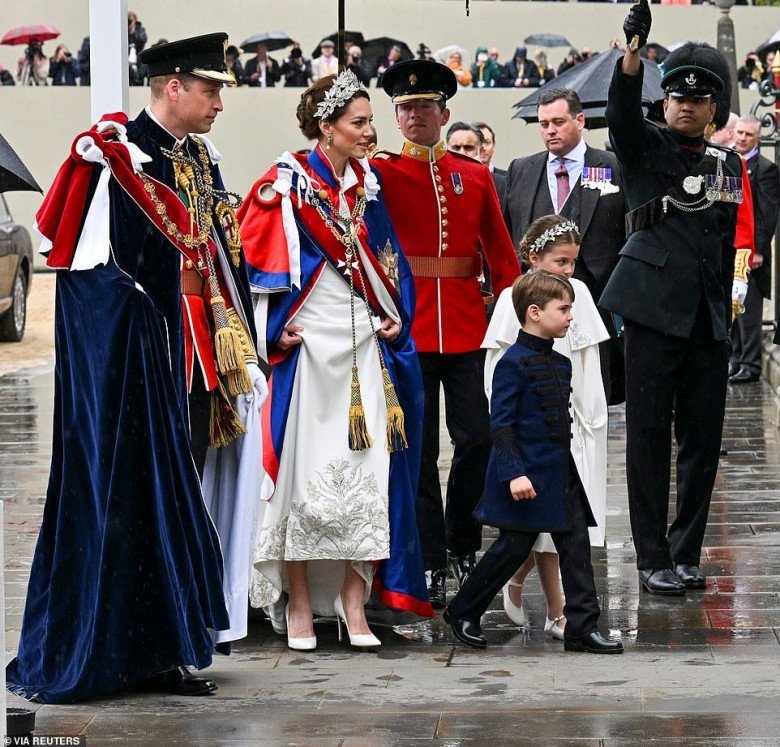 Vua Charles III đăng quang, Vương phi Kate mặc “phá vỡ” quy tắc, công chúa 8 tuổi nổi bần bật - 6