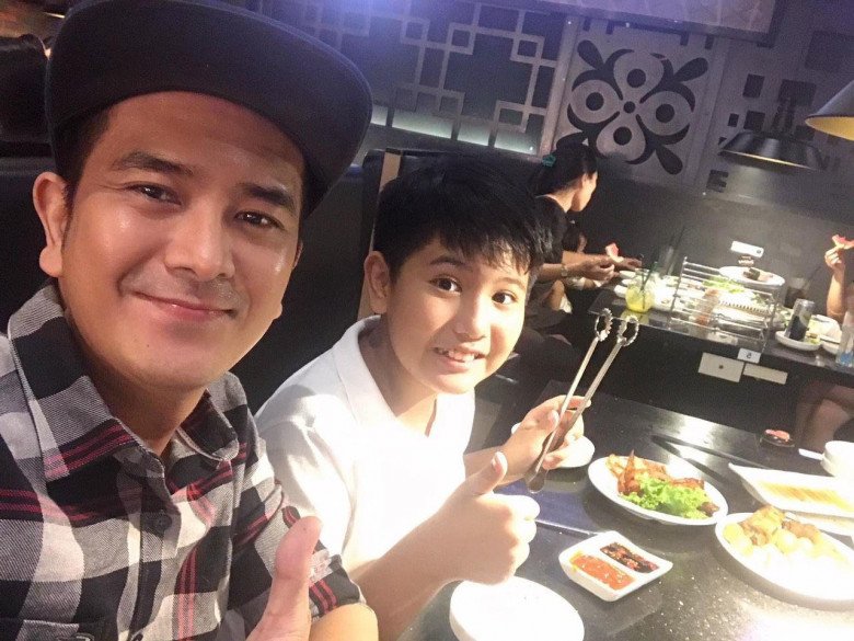 Con trai Kim Bảo của Hùng Thuận nhận đầy đủ tình yêu của bố mẹ trong nhiều năm qua.