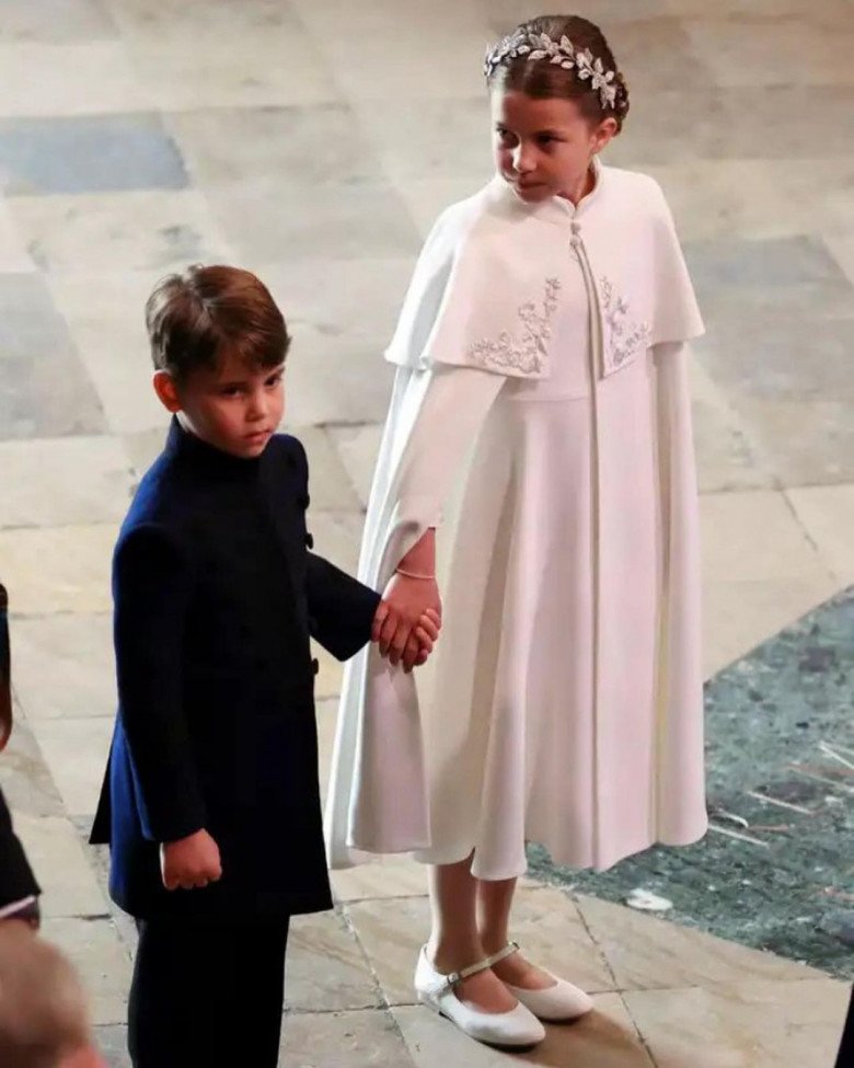 Vua Charles III đăng quang, Vương phi Kate mặc “phá vỡ” quy tắc, công chúa 8 tuổi nổi bần bật - 14