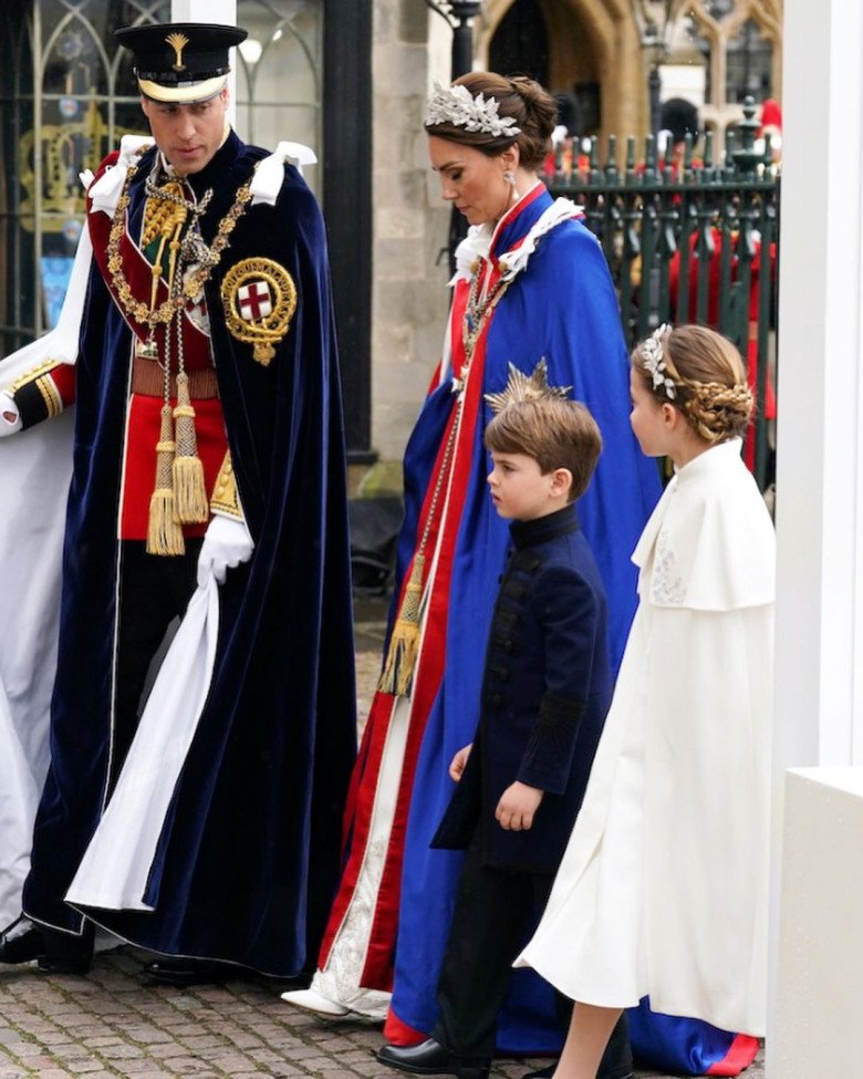 Vua Charles III đăng quang, Vương phi Kate mặc “phá vỡ” quy tắc, công chúa 8 tuổi nổi bần bật - 5