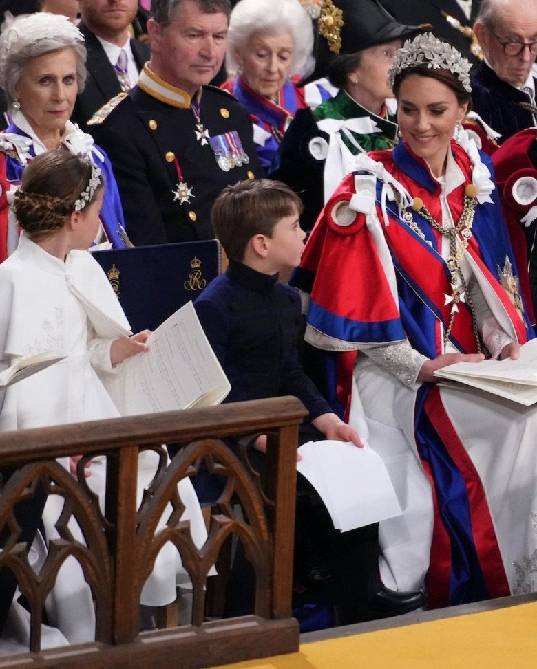 Vua Charles III đăng quang, Vương phi Kate mặc “phá vỡ” quy tắc, công chúa 8 tuổi nổi bần bật - 10