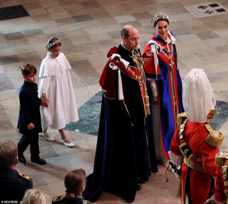 Vua Charles III đăng quang, Vương phi Kate mặc “phá vỡ” quy tắc, công chúa 8 tuổi nổi bần bật - 13