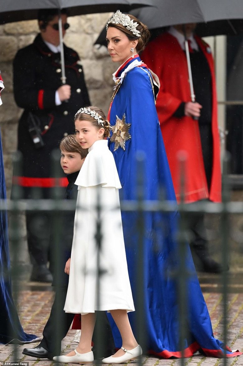 Vua Charles III đăng quang, Vương phi Kate mặc “phá vỡ” quy tắc, công chúa 8 tuổi nổi bần bật - 11