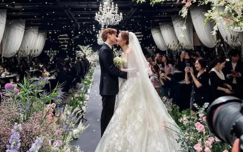 Chiều ngày 6/5, đám cưới của Se7en và Lee Da Hae đã chính thức diễn ra tại khách sạn Shilla ở Jangchung-dong, Seoul. Hôn lễ thắt chặt an ninh và được bảo vệ nghiêm ngặt. Xung quanh khách sạn có rất nhiều vệ sĩ.
