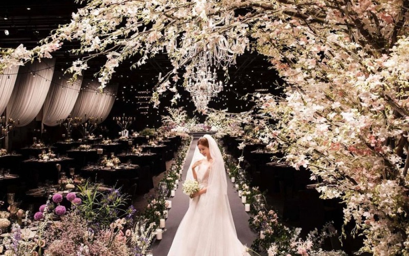 Lee Da Hae xinh như công chúa trong bộ váy cưới trắng. Khung cảnh hôn lễ cũng đẹp, lãng mạn.
