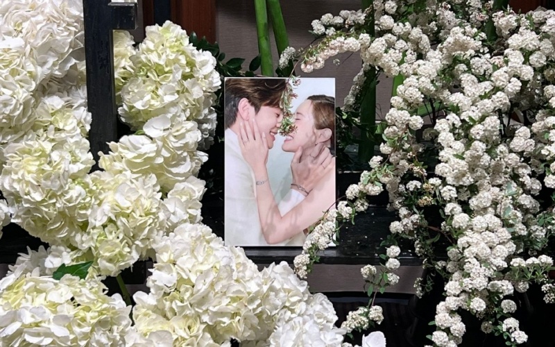 Ảnh cưới của Lee Da Hae và Se7en được trang trí đẹp mắt với hoa tươi trắng xung quanh.
