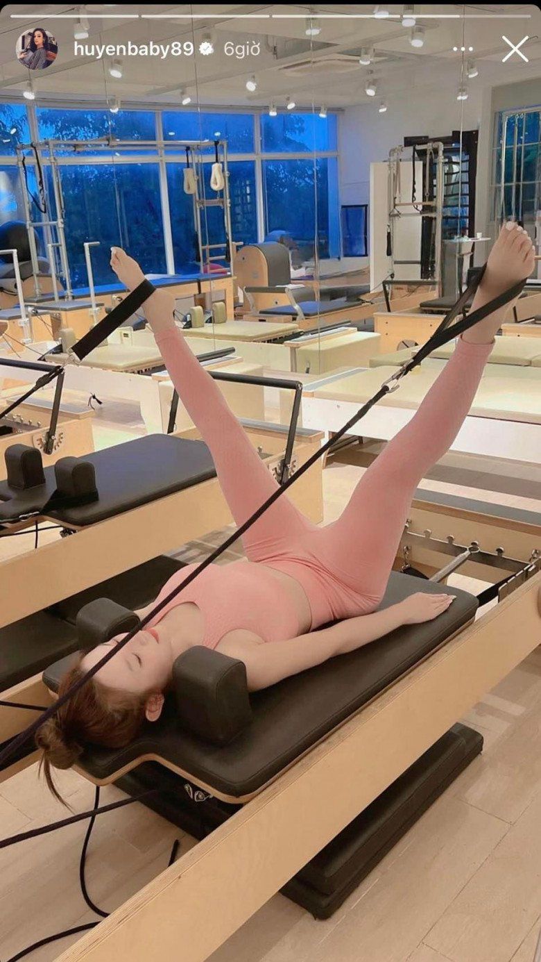 Pilates lại là một bộ môn giúp tăng cường sức mạnh của nhiều vùng cơ trên toàn cơ thể. Ngoài ra Pilates cũng giúp người tập có được sự cảm nhận cơ thể tốt hơn, tăng tính phối hợp giữa các bộ phận, cải thiện sự linh hoạt, có được một tư thế đúng… từ đó không chỉ giúp duy trì vóc dáng mà còn cải thiện dáng đi đứng được thanh thoát, chuẩn chỉnh hơn.