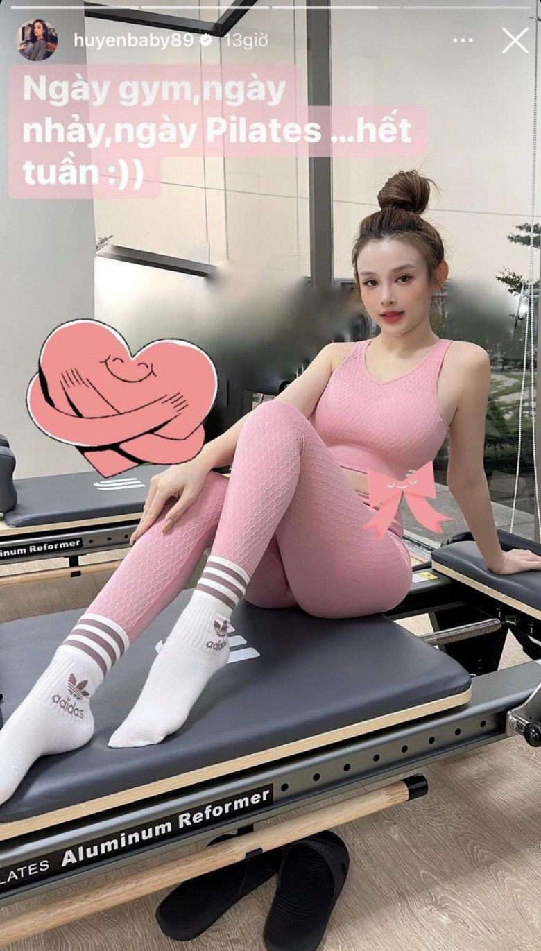 Huyền Baby từng khiến các fan trầm trồ về độ đầu tư cho vóc dáng. Cô tập mỗi ngày một môn khác nhau, bao gồm gym, pilates hoặc nhảy,...