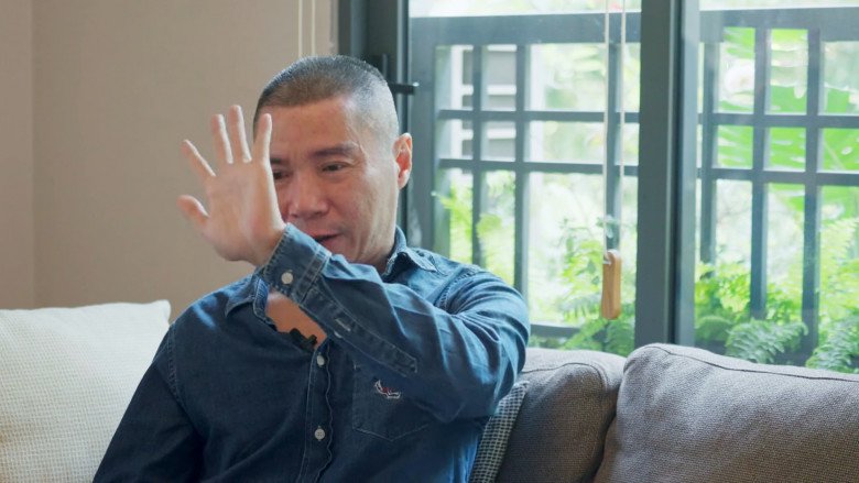 Công Lý ra hiệu dừng ghi hình.