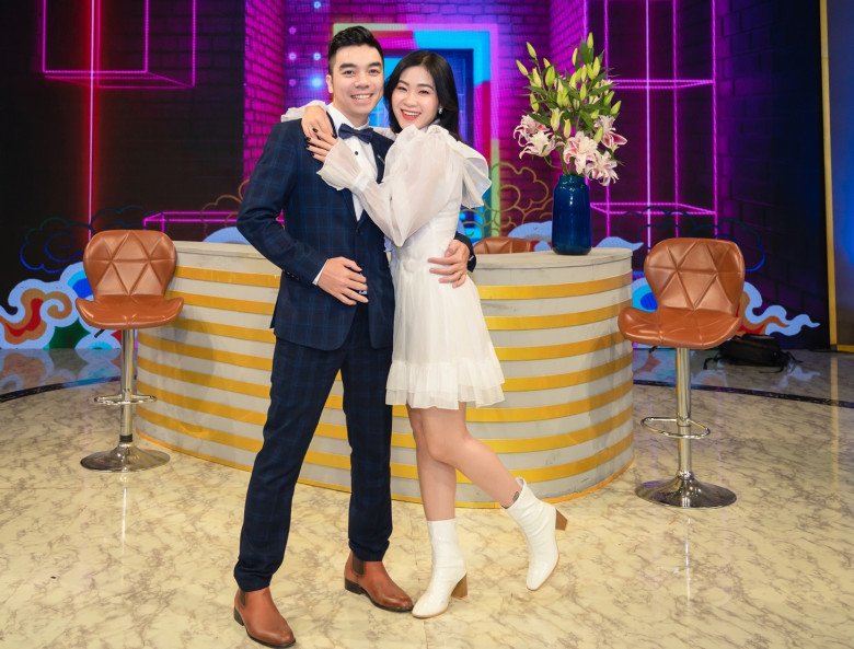 Nữ ca sĩ người Mường xinh đẹp quỳ gối cầu hôn chồng ở phố đi bộ: Thú vị amp;#34;con giáp thứ 13amp;#34; trong chuyện tình - 1